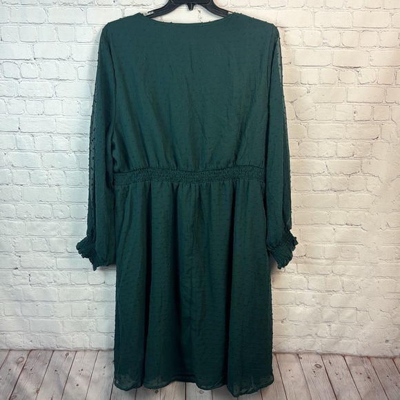 BloomChic Green Clip Dot Long Sleeve V Neck Dress With Pockets Plus Size 2X - Picture 7 of 8